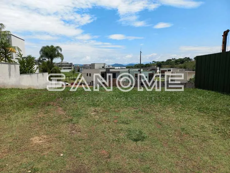 Terreno gramado com vista para área urbana