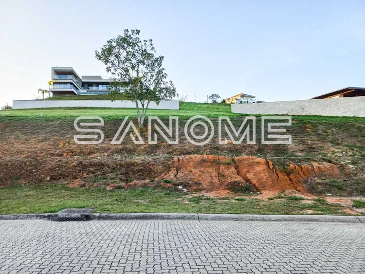Terreno em declive com placa de identificação