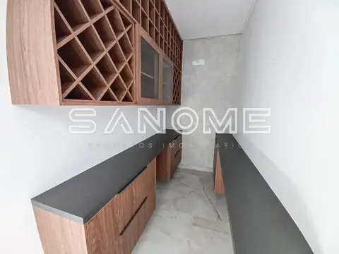 Cozinha planejada com bancada e adega em madeira