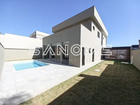 Casa moderna com piscina e área externa