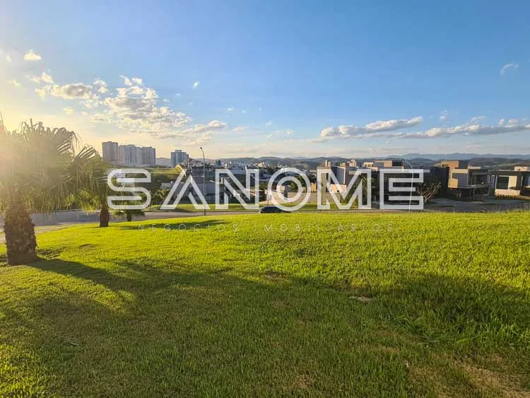 Terreno com grama verde e vista para a cidade