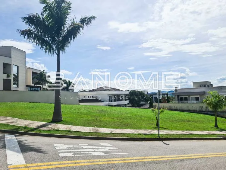 Terreno com gramado e palmeira, condomínio residencial