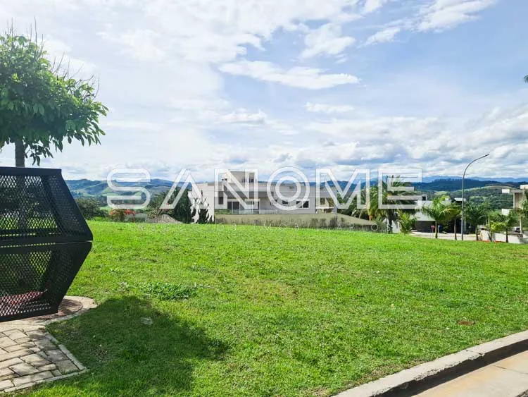 Terreno com grama e vista panorâmica