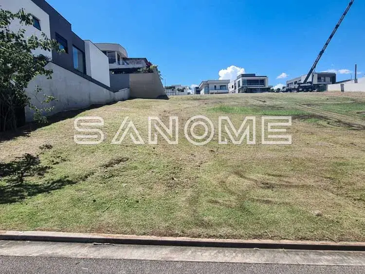 Terreno com casarões em construção ao fundo