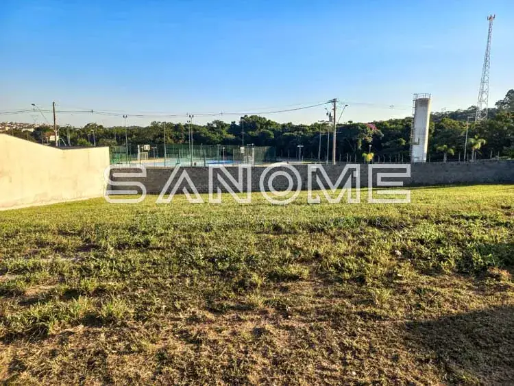 Terreno com placa de sinalização e infraestrutura