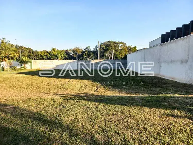Terreno com muro de concreto e vegetação