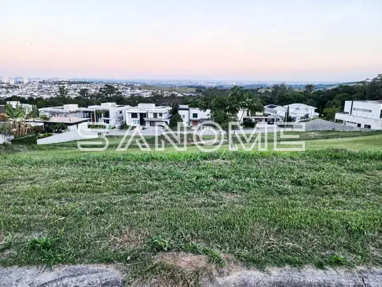 Terreno com vista para casarões ao fundo