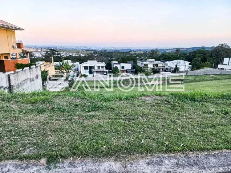 Terreno com vista para a cidade ao fundo