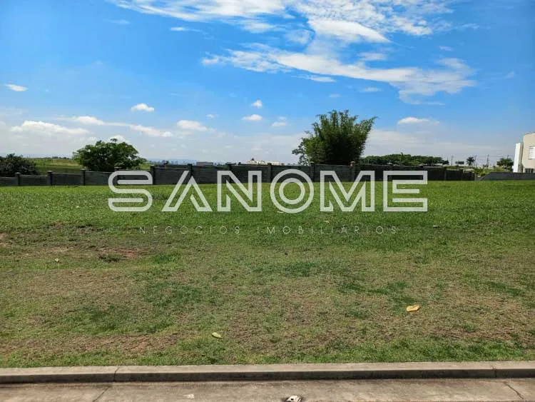 Terreno vazio com grama e cerca