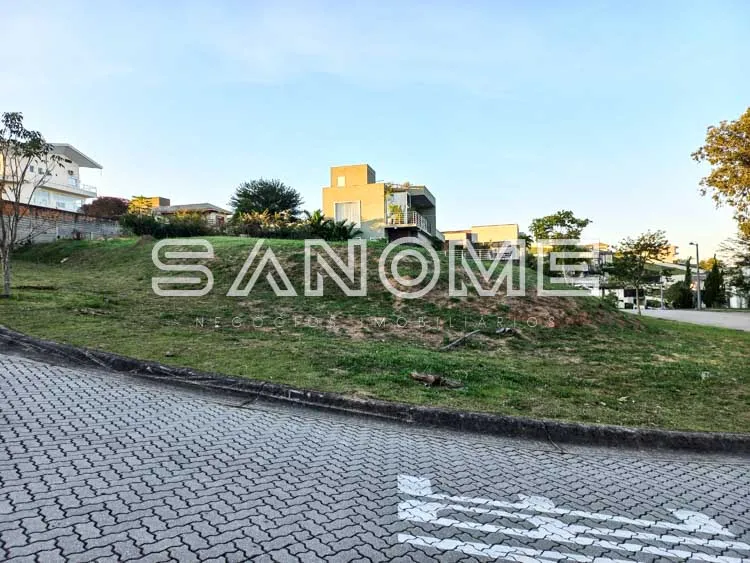 Terreno com aclive e casarões ao fundo