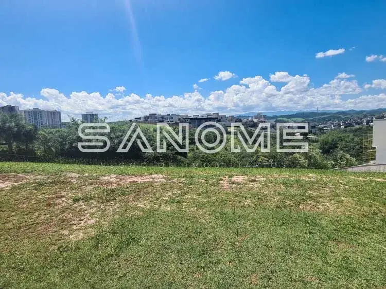 Terreno vazio com vista para cidade e céu azul