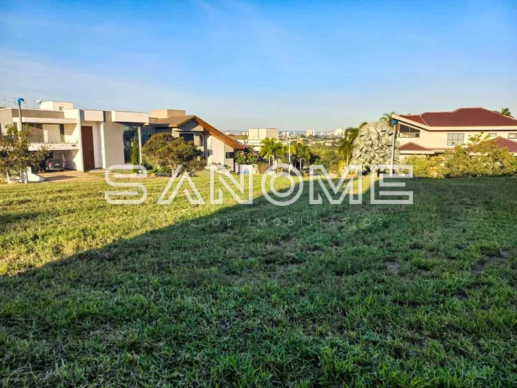 Terreno com casa ao fundo e gramado verde