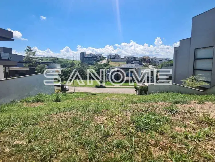 Terreno com construções ao fundo e vista para a cidade
