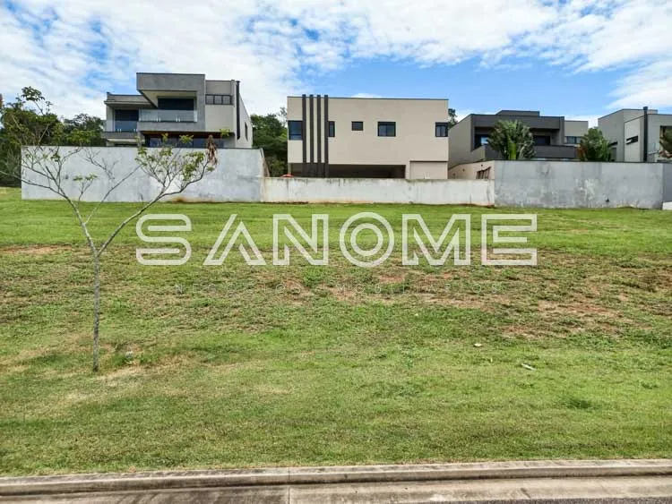 Terreno com casarões modernos ao fundo