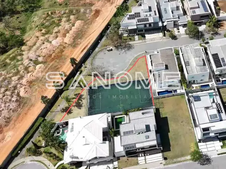 Vista aérea de terreno com construção e área adjacente