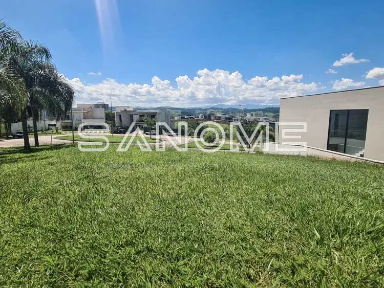 Terreno com construção e vista para a cidade