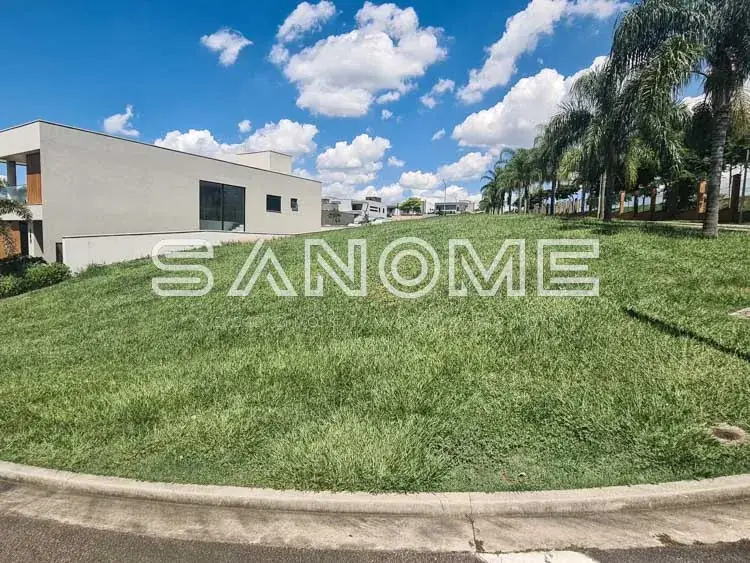 Terreno com casa e área gramada
