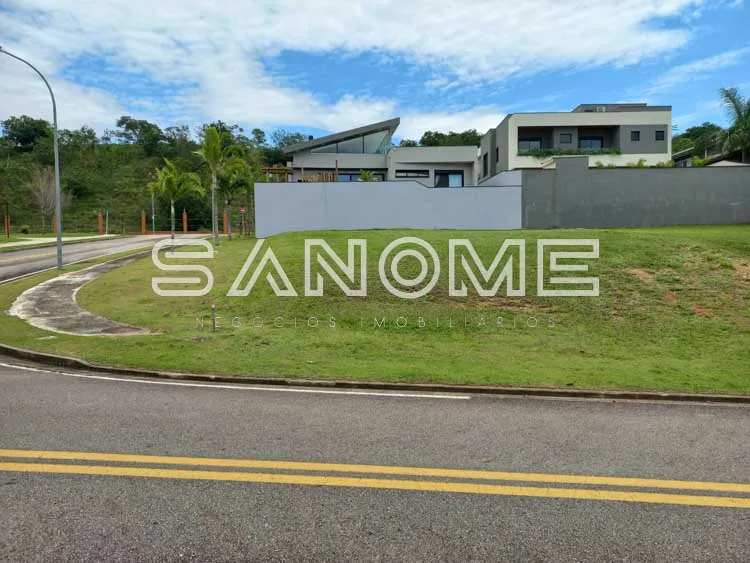 Terreno em condomínio com casarões ao fundo