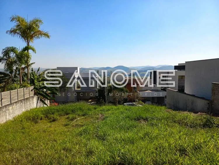 Terreno com construção inacabada e área gramada
