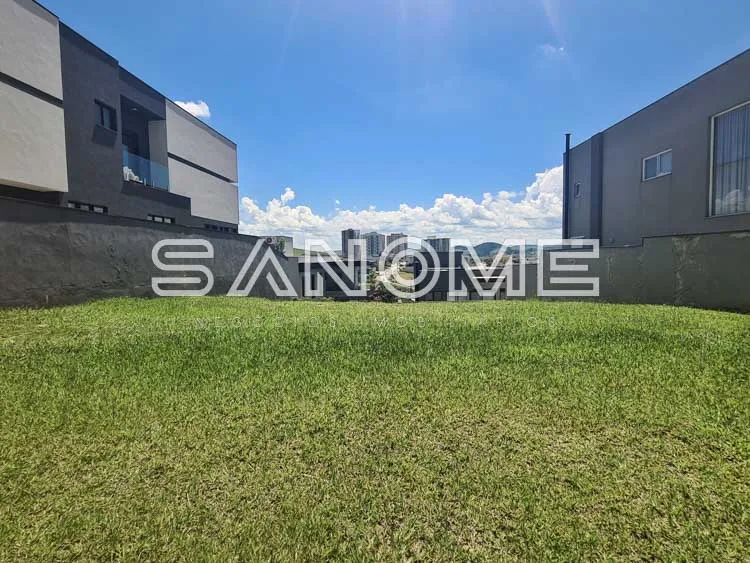 Terreno com casarões e grama verde