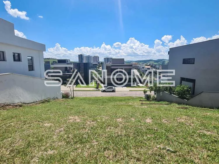 Terreno com casarões geminados e vista para cidade