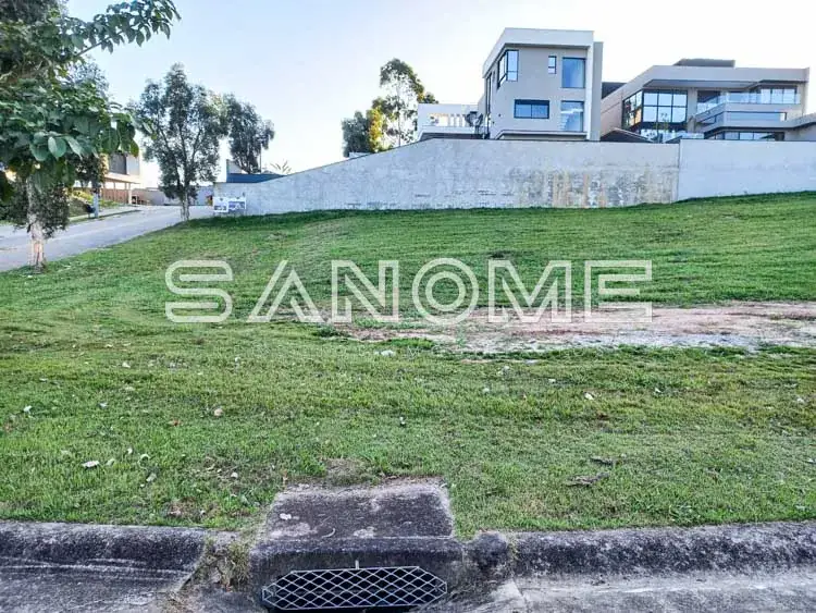 Terreno com grama e muro de concreto