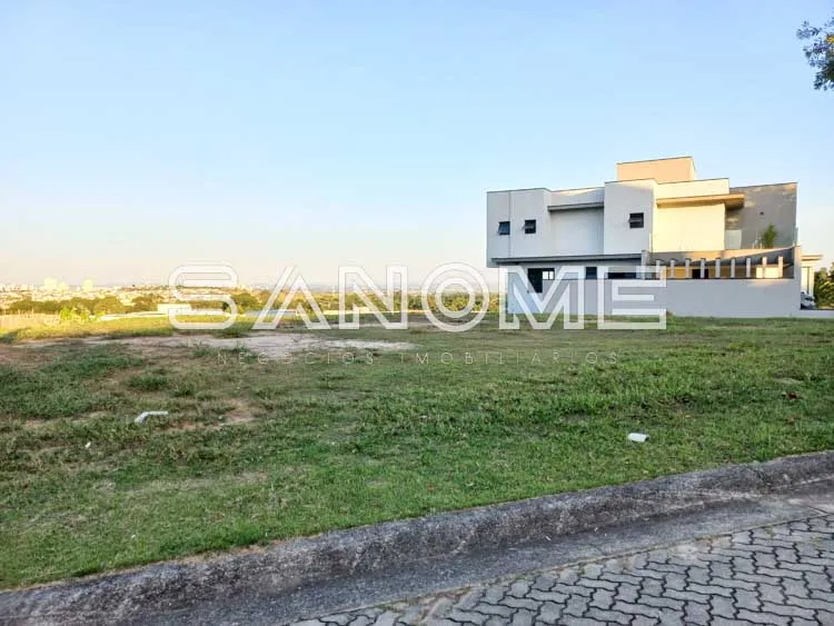 Casa moderna com fachada clara e terreno amplo