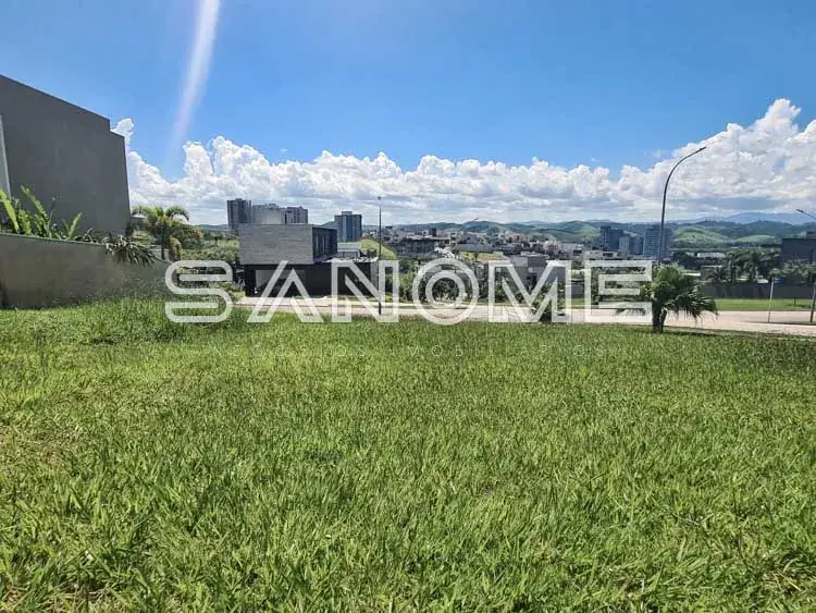 Terreno com placa de sinalização e vista urbana
