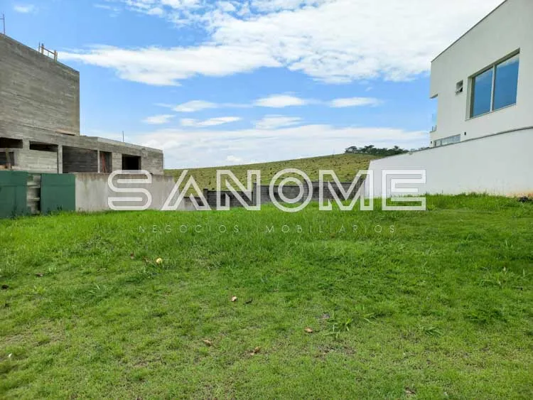 Terreno com construções e gramado verde