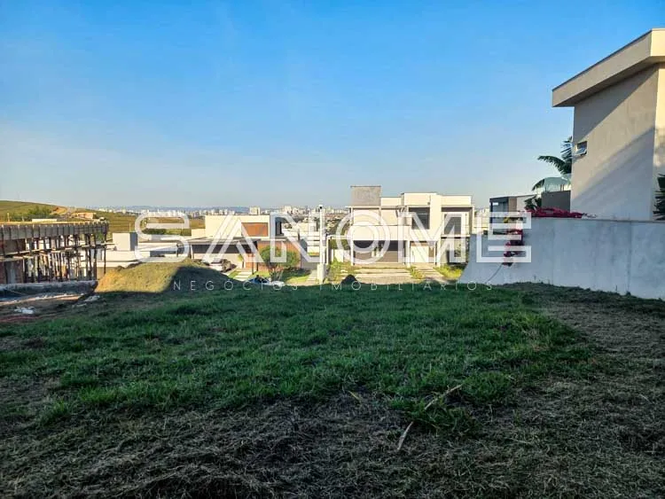 Terreno com construção em andamento e cerca