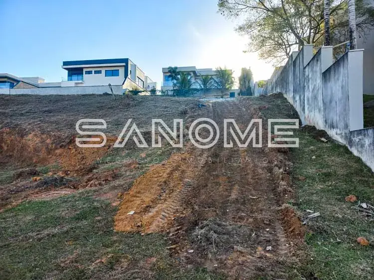 Terreno com topografia irregular e construções ao fundo