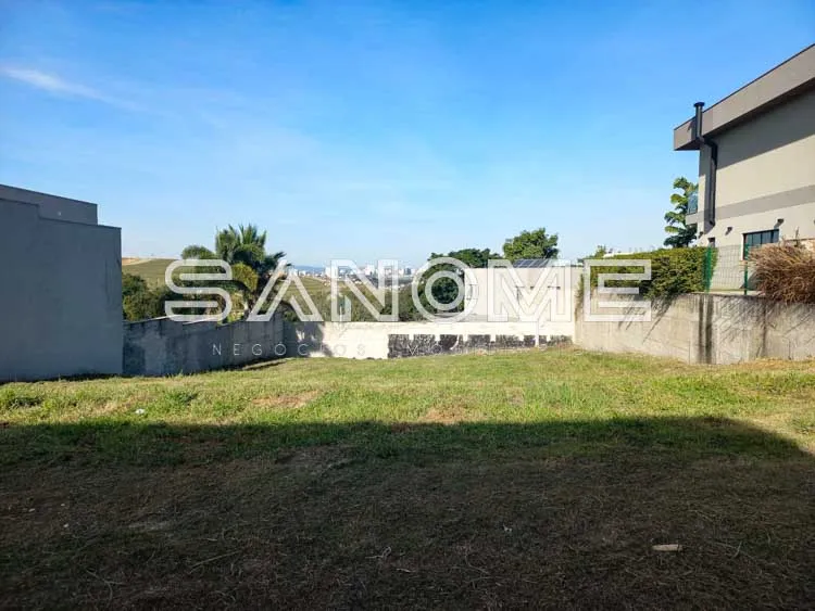 Terreno com construções e vista da cidade