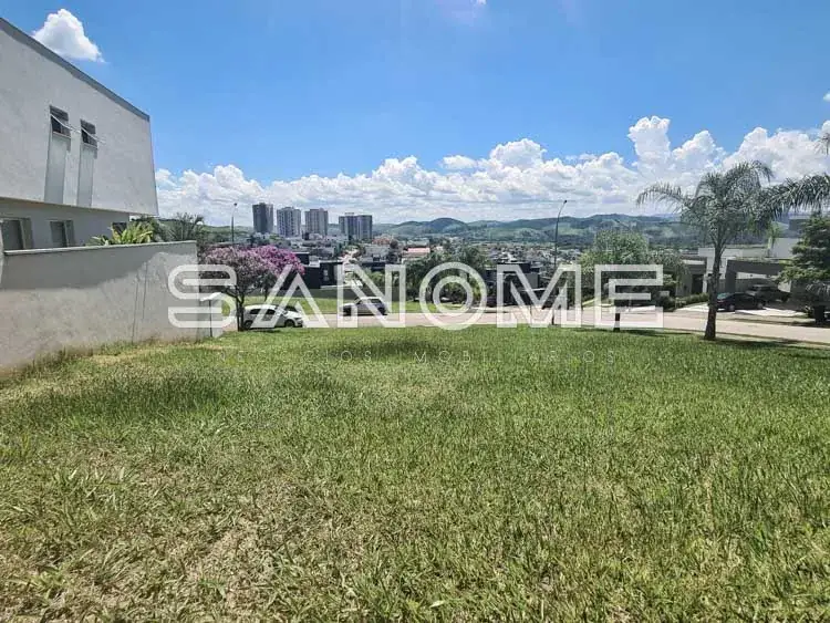 Terreno com gramado e vista para a cidade