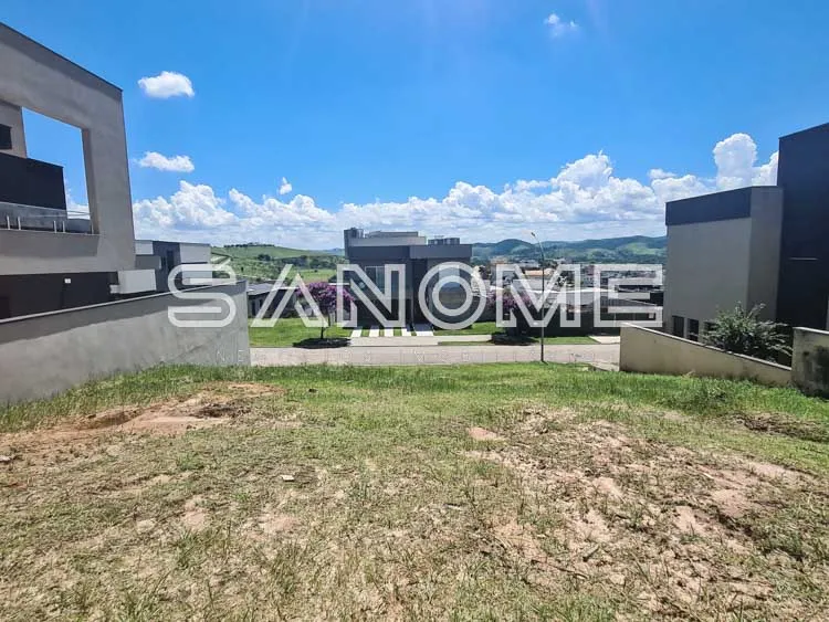 Terreno com construções ao fundo e céu azul