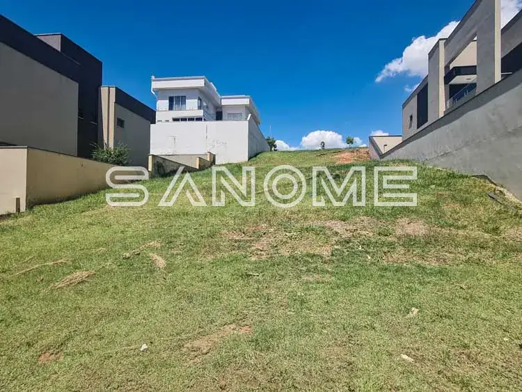 Terreno em declive com edifícios ao fundo