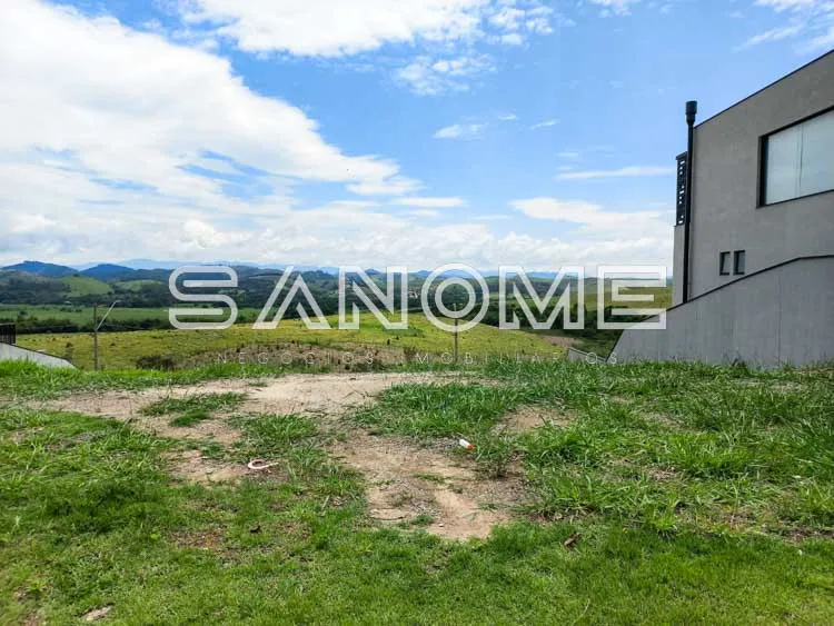 Casa em terreno com vista para vale e montanhas