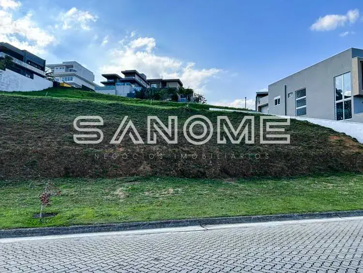 Terreno com aclive e edifícios residenciais