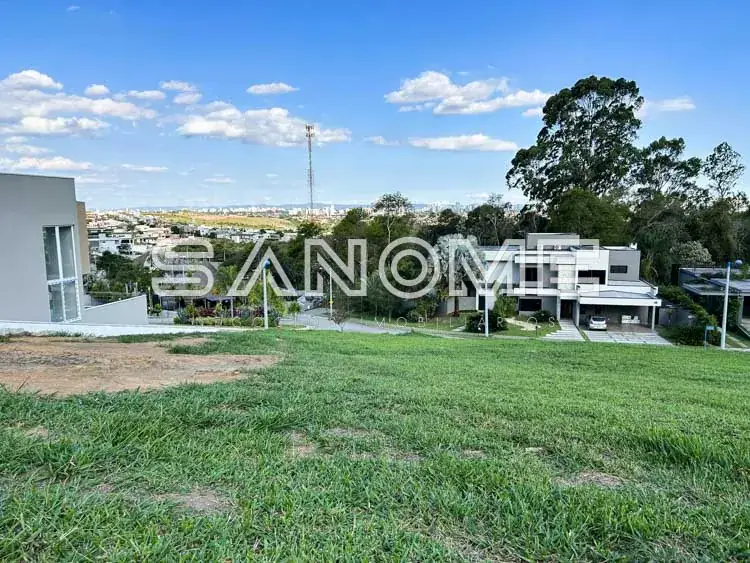 Terreno com casarão branco e vista panorâmica
