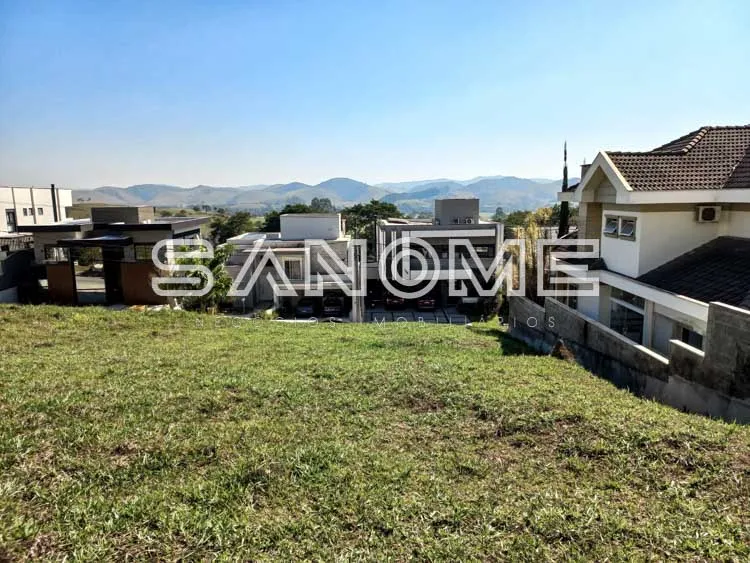 Terreno com casarões e vista para serra