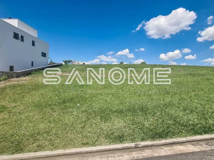 Terreno com gramado e construção ao fundo