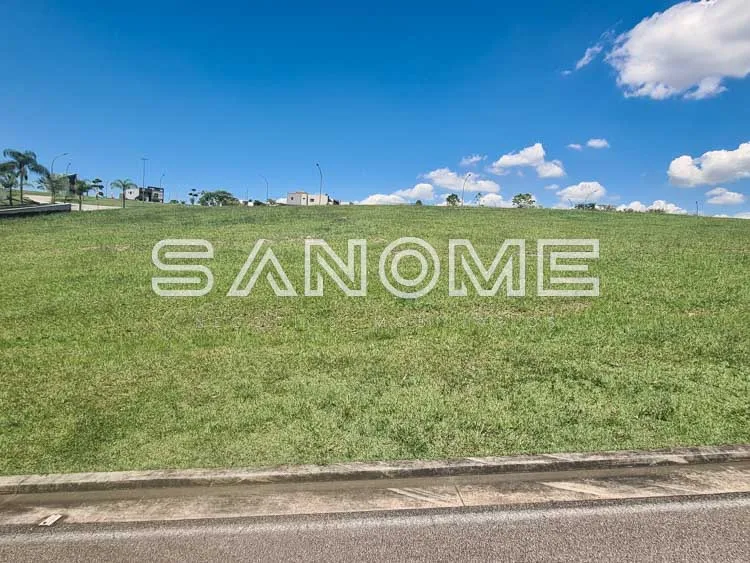 Terreno gramado com vista para rua e horizonte
