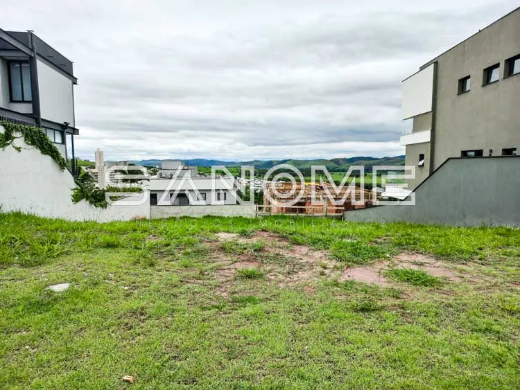 Terreno vazio entre duas construções residenciais