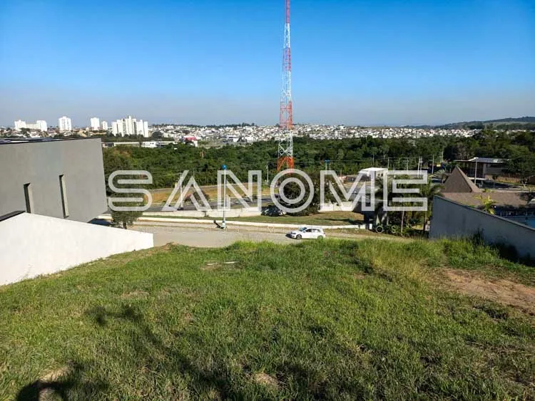 Terreno com vista para placa de sinalização e torres de transmissão