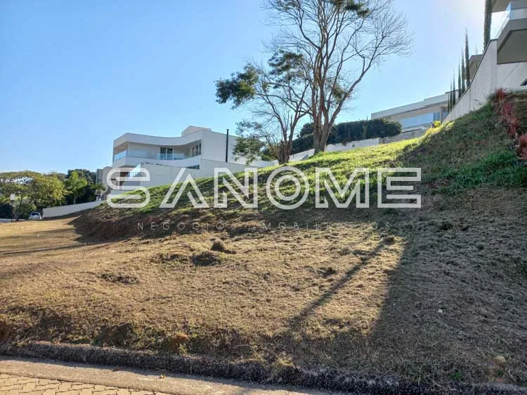 Terreno com vegetação e casarão ao fundo