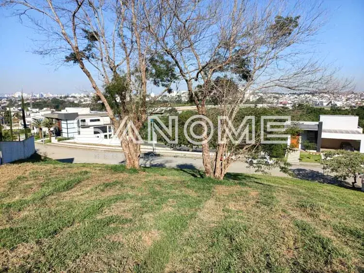 Terreno com árvores e construções ao fundo