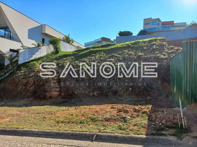 Terreno com muro de arrimo e vegetação