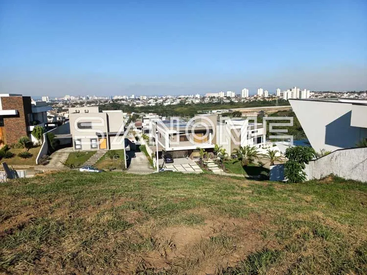 Terreno com casarões e vista para a cidade