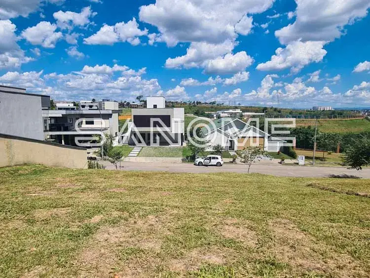Terreno amplo com edificação moderna ao fundo