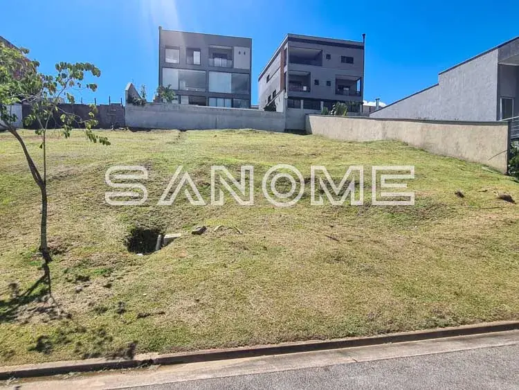 Terreno com grama e edifícios ao fundo