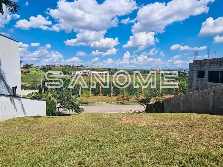 Terreno amplo com construção em alvenaria